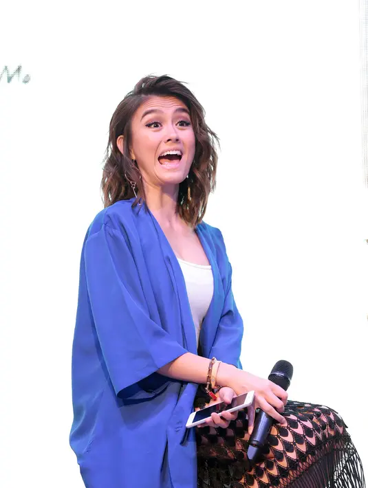 Mei 2011 silam, saat menjalani perawatan di RS Siloam Kebon Jeruk, Agnes Monica diisukan meninggal dunia. Kabar itu beredar melalui twitter dan membuat heboh. Agnes santai menjawab banyak pertanyaan fans-nya melalui twitter. (Adrian Putra/Bintang.com)