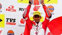 M. Adenanta Putra saat naik podium tertinggi kelas Supersports (SS) 600 ajang ARRC 2024 Mandalika. (PT AHM)