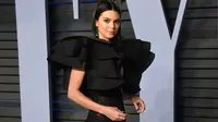 Model Kendall Jenner menghadiri acara Vanity Fair Oscar Party 2018 di Beverly Hills, California, Minggu (4/3). Kendall tersebut terlihat memukau dalam balutan mini dress koleksi dari Redemption Fashion Brand. (Evan Agostini/Invision/AP)