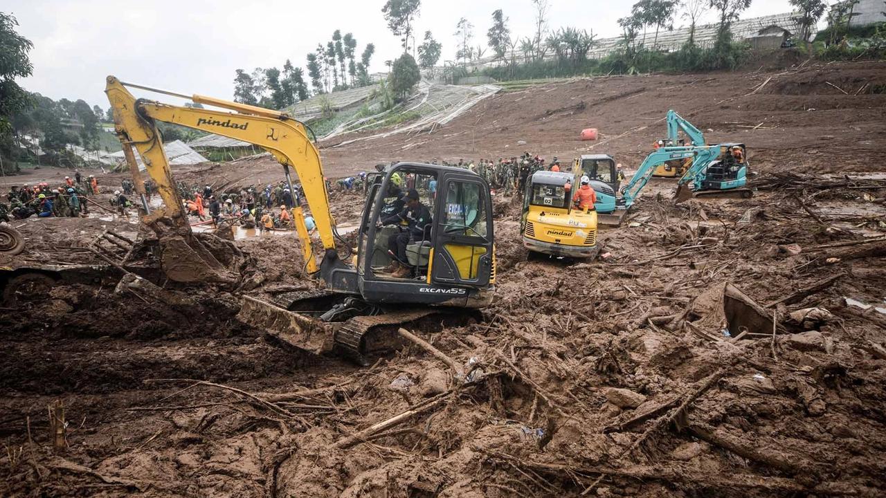 FOTO: Tim SAR Terus Mencari Korban Longsor Pasirlangu