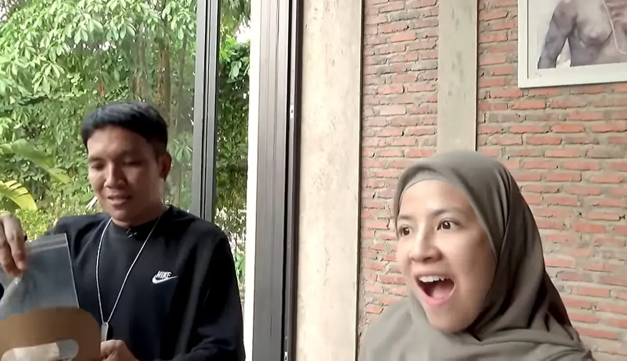 Caca tampak cemas menunggu di luar ruang operasi. Momen tersebut direkam oleh Desta. Momen setelah proses sunat selesai, Caca dan Desta juga tampak masih bercanda. [Youtube/Trio Strong Family]