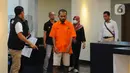 Tersangka Mel alias Ecky (43) dihadirkan untuk menjalani rekonstruksi pembunuhan dan mutilasi Angela Hindriati (54) di Direktorat Reserse Kriminal Umum Polda Metro Jaya, Jakarta, Rabu  (1/3/2023). Ecky menjalani 60 adegan rekonstruksi dalam rangkaian peristiwa pembunuhan dan mutilasi untuk pengambilalihan kepemilikan Apartemen Taman Rasuna milik Angela Hindriati. (merdeka.com/Imam Buhori)