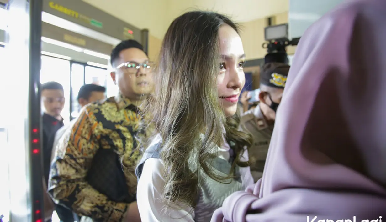 Perempuan tiga orang anak itu mengenakan kemeja putih dan dilapisi dengan vest warna abu-abu. Perempuan berusia 32 tahun itu juga minta doa agar diberikan kelancaran. [Kapanlagi.com/Muhammad Akrom Sukarya]