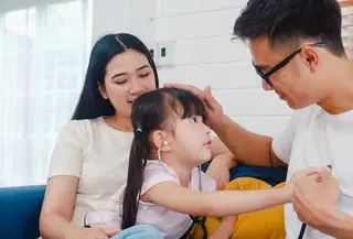 Slow parenting adalah cara mengasuh anak dengan lebih sadar, tidak terburu-buru, dan tidak terobsesi pada pencapaian atau kesempurnaan. [Dok/freepik.com/tirachardz]