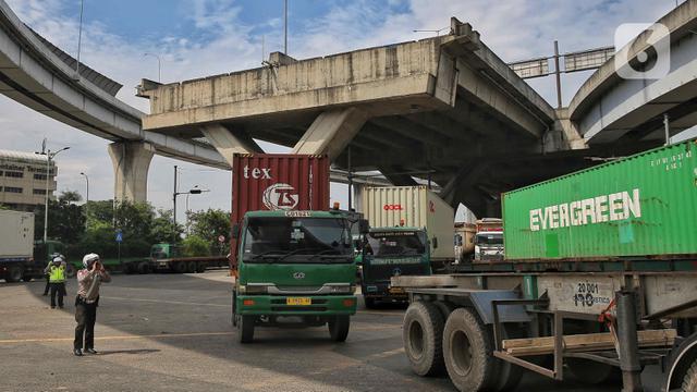 Petugas Gabungan Berjibaku Urai Kemacetan Panjang di Pelabuhan Tanjung Priok Jakarta