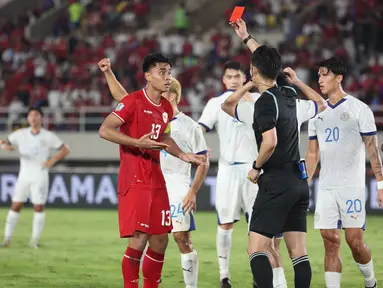 Pemain Timnas Indonesia, Muhammad Ferarri mendapatkan kartu merah dari wasit pada laga&nbsp;Grup B Piala AFF 2024 melawan Filipina yang berlangsung di Stadion Manahan, Solo, Jawa Tengah, Sabtu (21/12/2024). (Bola.com/Abdul Aziz)