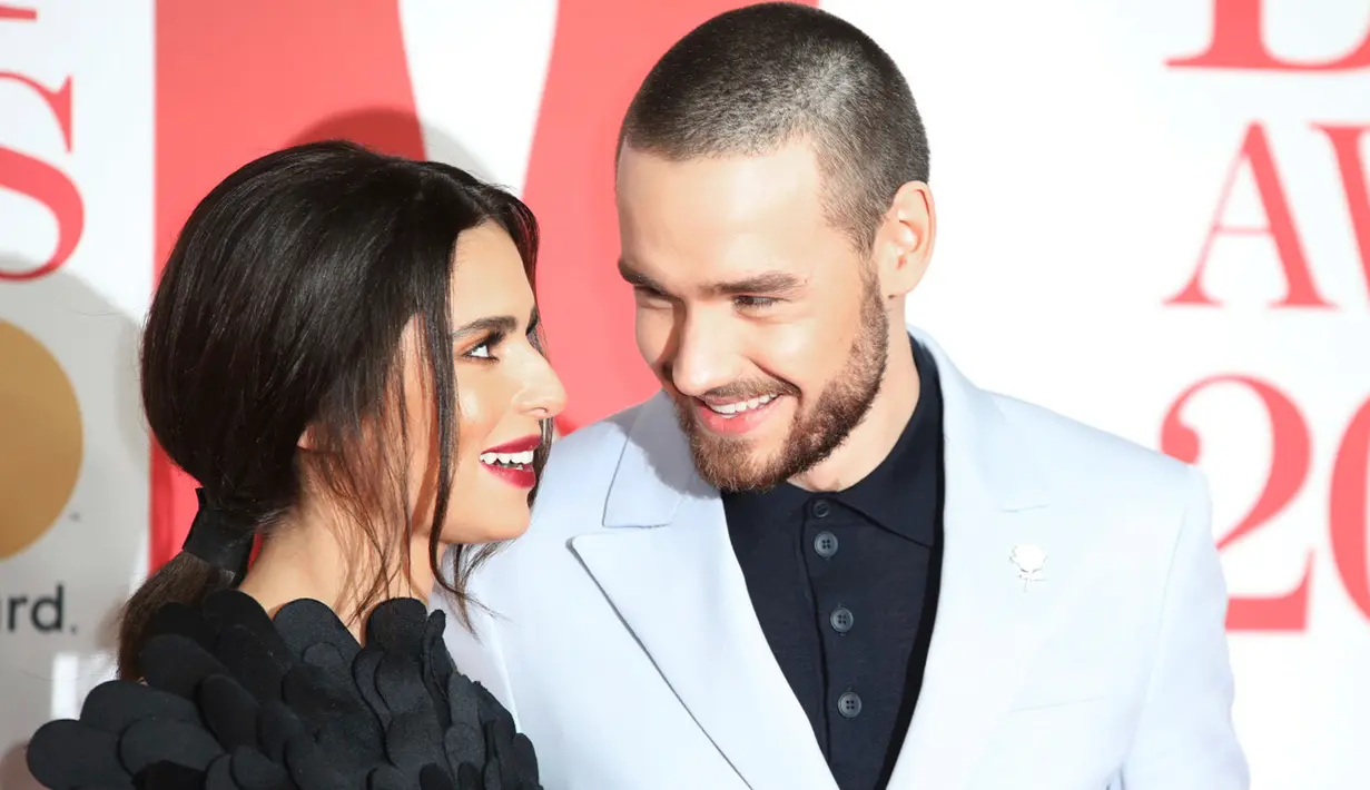 Pasangan penyanyi, Liam Payne dan Cheryl Cole berpose di karpet merah acara BRIT Awards 2018, London, Rabu (21/2). Liam tampak memberikan tatapan penuh cinta pada wanita yang telah memberikannya satu orang anak tersebut. (Vianney Le Caer/Invision/AP)