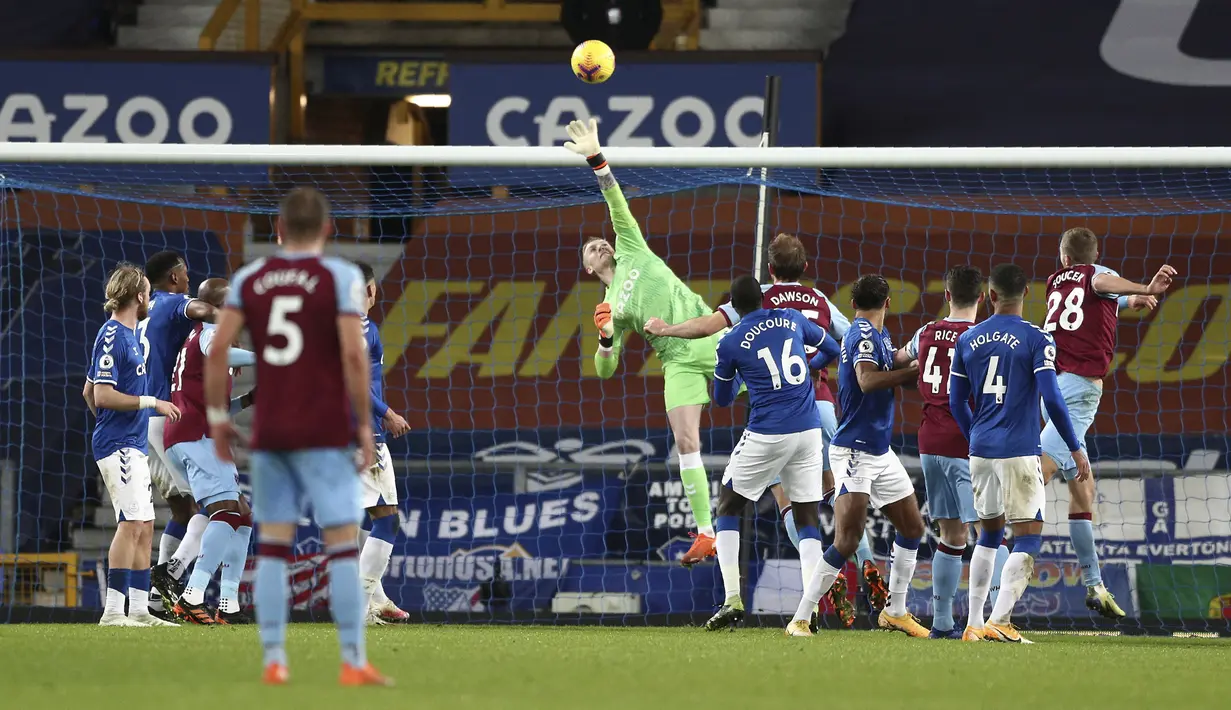 Penjaga gawang Everton Jordan Pickford melakukan penyelamatan selama pertandingan melawan West Ham pada lanjutan Liga Inggris di Goodison Park, Sabtu (2/1/2021).Everton tumbag atas West Ham 0-1. (Jan Kruger, Pool via AP)