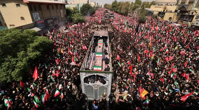 Lautan Manusia Iringi Pemakaman Ali Khamenei