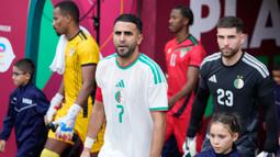 Pemain Aljazira, Riyad Mahrez memimpin skuadnya memasuki lapangan pertandingan saat laga Grup E Piala Afrika 2025 melawan Sudan di Moulay Hassan Stadium, Rabat, Maroko, Rabu (24/12/2025) malam waktu setempat. (Bola.com/Mosa'ab Elshamy)