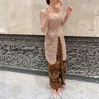 Enzy Storia tampil elegan dalam balutan kebaya chic dan memiliki ciri khas. Bernuansa pastel, kebaya dipermanis dengan detail lengan puff dan full payet yang hadirkan kesan megah tak terbantahkan. [Foto: Instagram/ Enzy Storia]