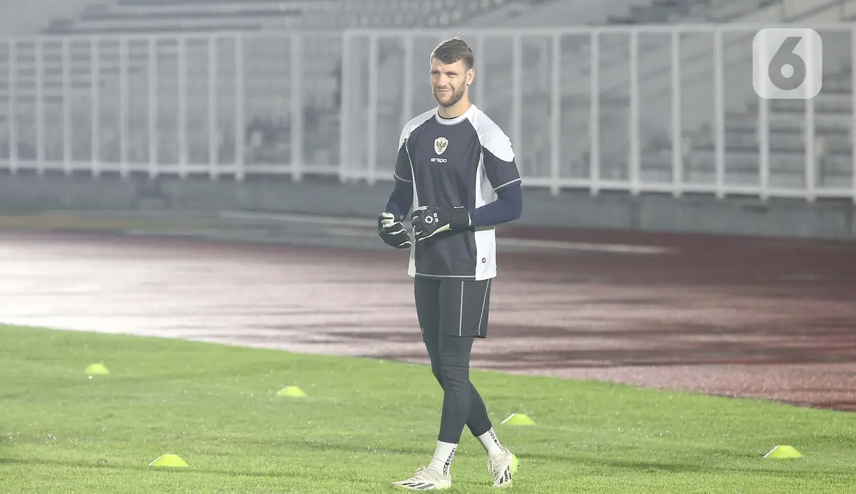 Kiper timnas Indonesia, Marteen Paes melakukan sesi pemanasan jelang latihan resmi di Stadion Madya, Kompleks Gelora Bung Karno, Jakarta, Senin (9/9/2024). (Liputan6.com/Angga Yuniar)