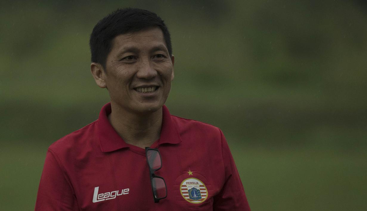 Presiden Persija, Ferry Paulus menghadiri latihan perdana jelang babak 8 besar Piala Jenderal Sudirman di Lapangan Sawangan, Depok, Jawa Barat, Jumat (4/12/2015). (Bola.com/Vitalis Yogi Trisna)