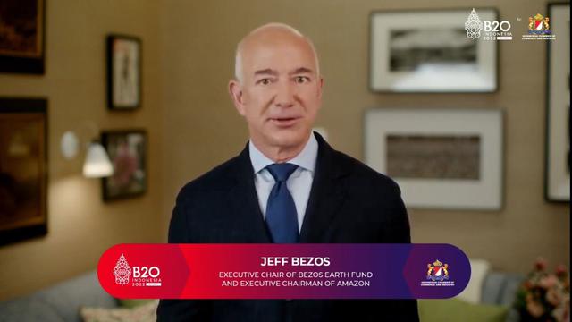 Executive Chairman Amazon Jeff Bezos dalam B20 Summit 2022, Senin (14/11/2022). Jeff Bezos menegaskan komitmennya dalam menekan dampak emisi karbon di sektor bisnis.