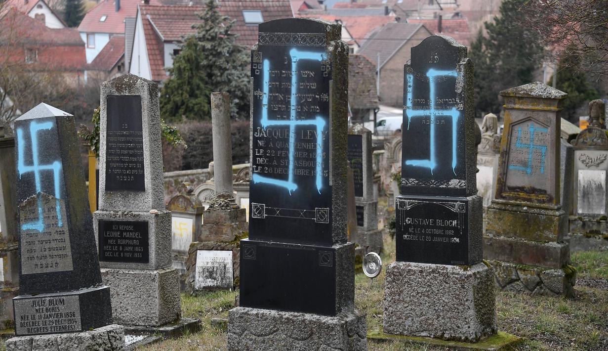 Penampakan makam Yahudi yang dicoret simbol Nazi di pemakaman Yahudi, Quatzenheim, Prancis, Selasa (19/2). Gejolak anti-Semit di Prancis meningkat dalam beberapa pekan terakhir. (Frederick FLORIN/AFP)