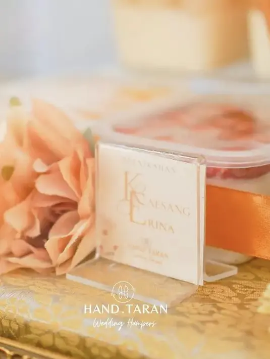 Ada juga puding susu yang dilengkapi topping buah-buahan segar. [Foto: Handtaran.Dok]