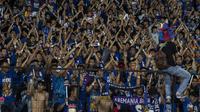 Suporter Arema FC, Aremania, memberikan dukungan saat menonton laga Liga 1 melawan Persija Jakarta di SUGBK, Jakarta, Sabtu (31/3/2018). Persija menangn 3-1 atas Arema FC. (Bola.com/Vitalis Yogi Trisna)