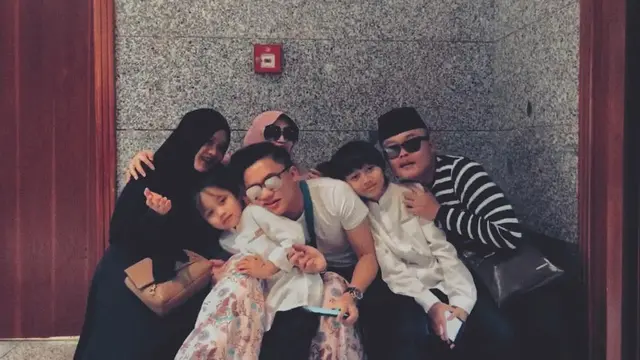 Mengaku Rindu, Ini 6 Momen Kenangan Rizky Febian dan Mendiang Lina Jubaedah