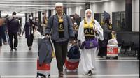 Jemaah haji Indonesia mendarat di Bandara Soekarno-Hatta (Soetta), Cengkareng. Fase kedatangan jemaah haji dari Tanah Suci di Badara Soetta ini akan berlangsung hingga 21 Juli 2024 mendatang. (Liputan6.com/Pramita Tristiawati)