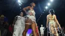 Tess Holliday dan model lainnya berjalan di catwalk untuk show Chromat selama New York Fashion Week 2019 pada 7 September 2019. Model plus size dengan bobot tubuh 137 kg tersebut tampil percaya diri mengenakan gaun panjang putih. (Photo by Angela Weiss / AFP)