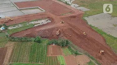 Sejumlah alat berat digunakan untuk penggarapan lahan untuk dijadikan lokasi pemakaman khusus Covid-19 di Rorotan, Jakarta Utara, Selasa (5/1/2021). Pemprov DKI menyiapkan 1.500 lubang makam khusus COVID-19 di TPU Rorotan. (Liputan6.com/Herman Zakharia)