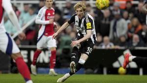 Pemain Newcastle, Anthony Gordon berusaha mencetak gol ke gawang Arsenal dalam laga leg kedua Carabao Cup 2024/2025 di St James Park, Newcastle, Inggris, Kamis (06/02/2025). (AP Photo/Jon Super)