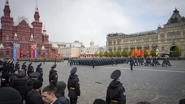 Parade militer Hari Kemenangan di Moskow, Rusia, Kamis (9/5/2024). Hari Kemenangan memeringati menyerahnya Nazi Jerman pada Uni Soviet pada akhir Perang Dunia II.