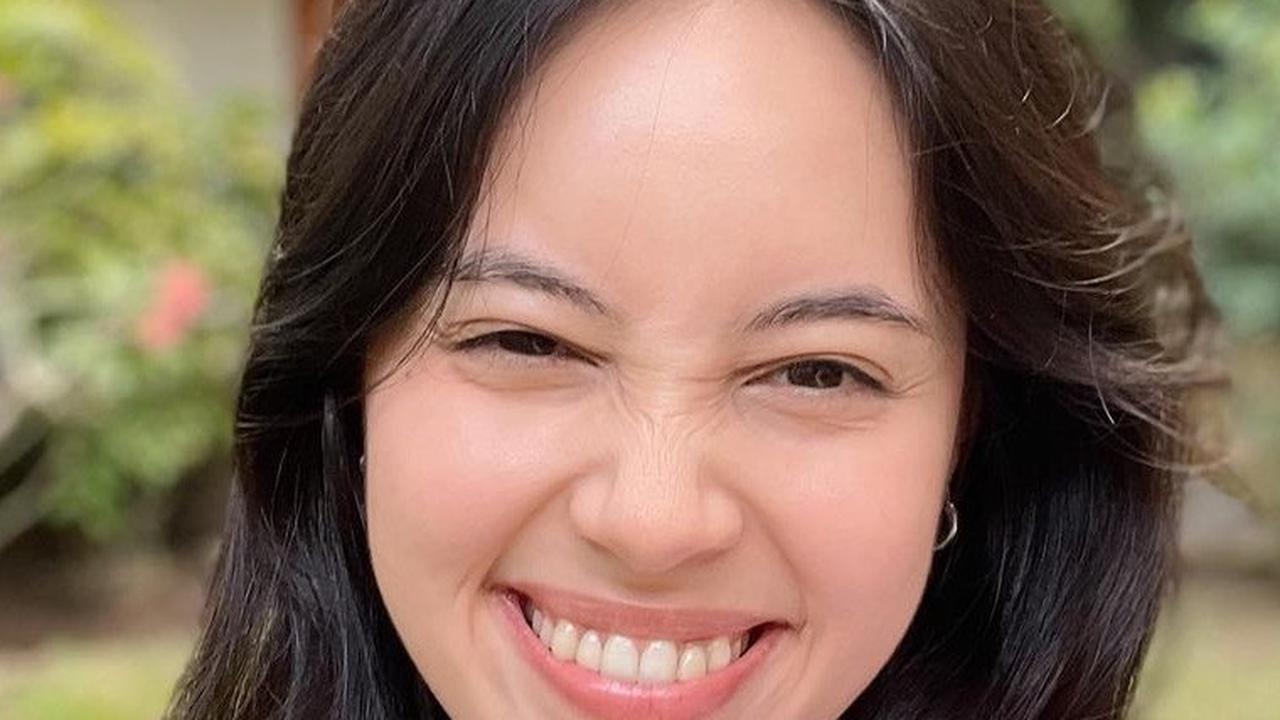 Anggika Bolsterli lahir pada 21 Juni 1995. Ia merupakan anak pertama dari pasangan Pieter Bolsterli dan Titin.