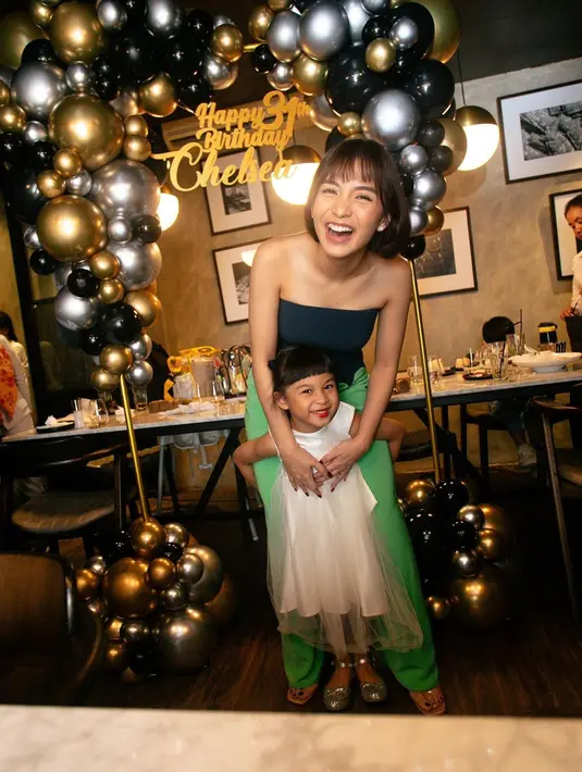 Biasa tampil dengan rambut panjang, istri Glenn Alinskie ini makin fresh dengan rambut bob pendek. [Instagram/chelseaoliviaa].