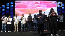 Menteri BUMN Erick Thohir (depan kedua kanan) saat acara doa bersama dan konser amal Salam Satu Jiwa di Bekasi, Jawa Barat, Minggu (8/1/2023). Konser ini merupakan bentuk dukungan dan solidaritas terhadap korban tragedi Kanjuruhan Malang. (Liputan6.com/Herman Zakharia)