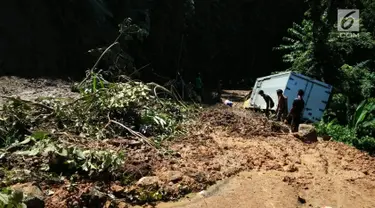 Sebuah truk terjebak longsor di ruas Ciwidey-Cidaun, Kabupaten Cianjur, Jawa Barat (27/4). Terdapat tiga titik lokasi longsor, yaitu di Kampung Cipandak, Desa Wangun Jaya, Kecamatan Naringgul, Kabupaten Cianjur. (Liputan6.com/Ahmad Sudarno)