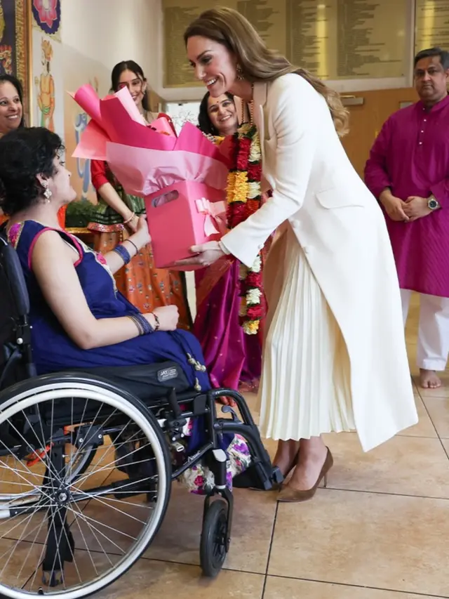 Kate Middleton Saat Rayakan Holi Bersama Komunitas India pakai baju serba putih. [@princeandprincessofwales]