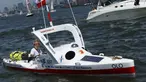 Aleksander Doba ingin memecahkan rekor dunia sebagai orang yang melintasi negara dengan kayak, New York, Minggu (29/5). Rencananya ia akan mendayaung kayak dari New York ke Lisbon, Portugal. (AFP Photo/Eduardo Munoz)