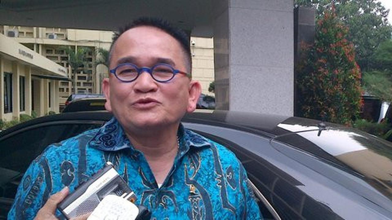 Ruhut soal pasal kretek: Harusnya rokok putih juga ditolak dong!