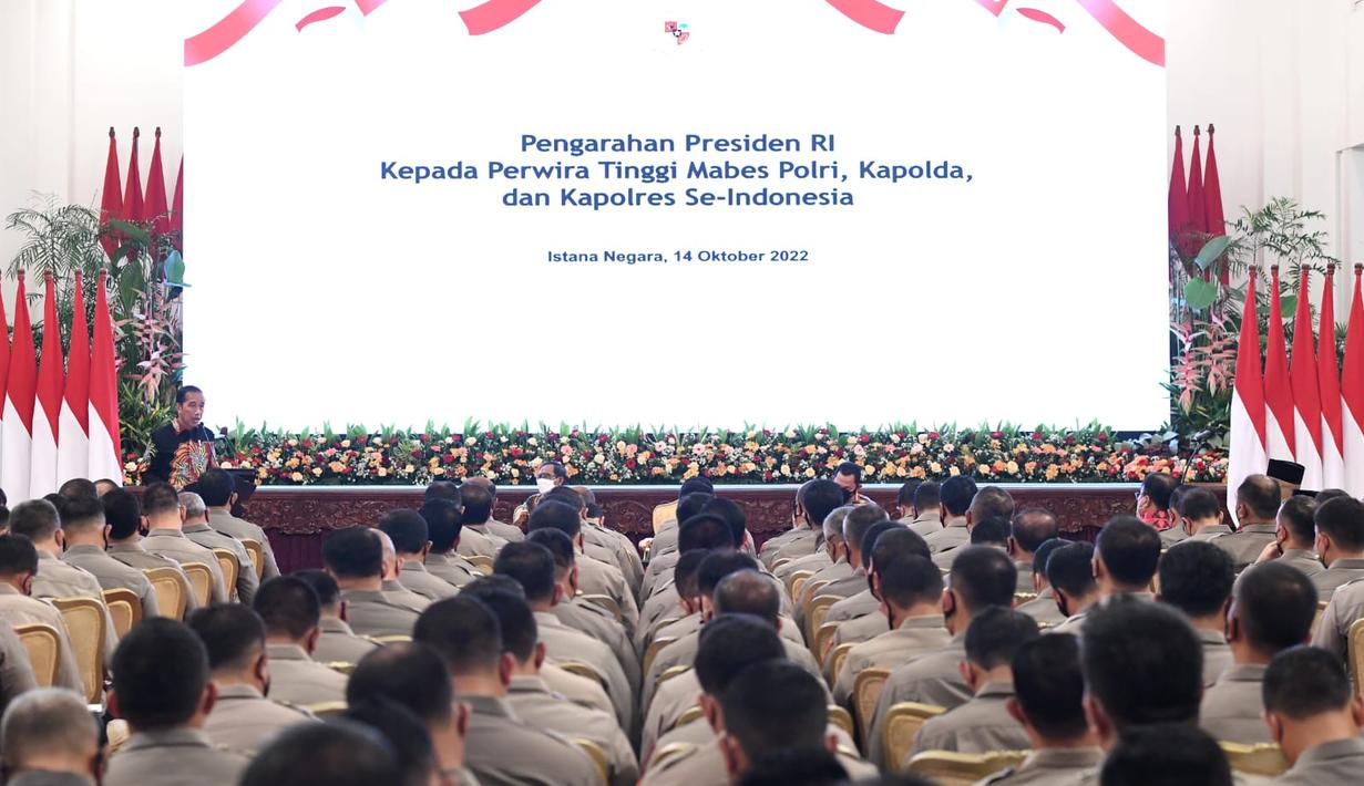 Presiden Joko Widodo memberikan  arahan kepada jajaran Kepolisian Negara Republik Indonesia (Polri), di Istana Negara, Jakarta, Jumat (14/10/2022). Pertemuan dihadiri oleh 559 personil Polri yang terdiri dari pejabat utama Mabes Polri, Kapolda, serta Kapolres.  (Foto: Lukas - Biro Pers Sekretariat Presiden)
