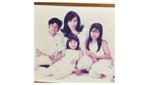 Tak Menua, Ini 7 Potret Mama Amy Ibunda Raffi Ahmad dari Muda Hingga Kini