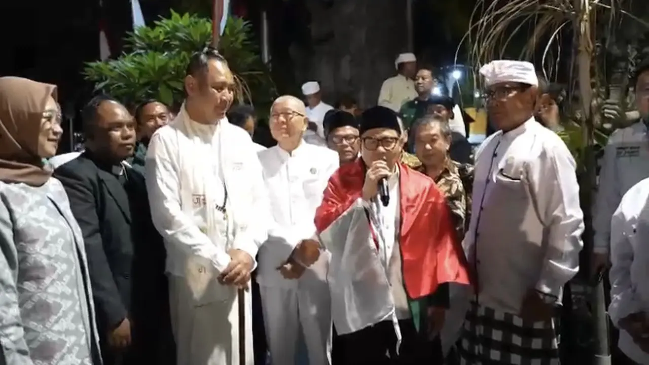 Ketua Umum Partai Kebangkitan Bangsa (PKB) Muhaimin Iskandar dianugerahi penghargaan Bapak Toleransi Penjaga Pancasila oleh kelompok lintas iman di Bali, Jumat (23/8/2024).