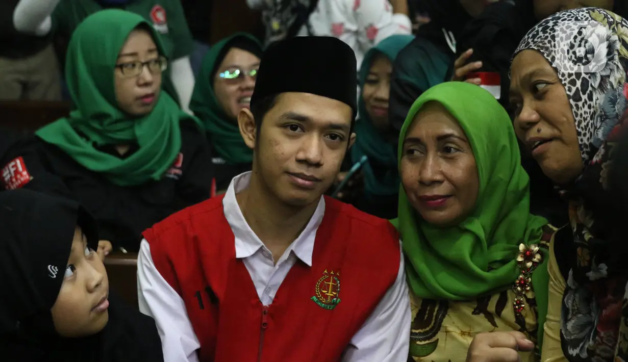 Luthfi Alfiandi terdakwa kasus dugaan melawan polisi saat aksi pelajar di depan Gedung DPR RI pada September 2019 lalu menjalani sidang putusan di Pengadilan Negeri Jakarta Pusat, Kamis (30/1/2020). Luthfi dianggap melanggar Pasal 218 KUHP. (Liputan6.com/Angga Yuniar)