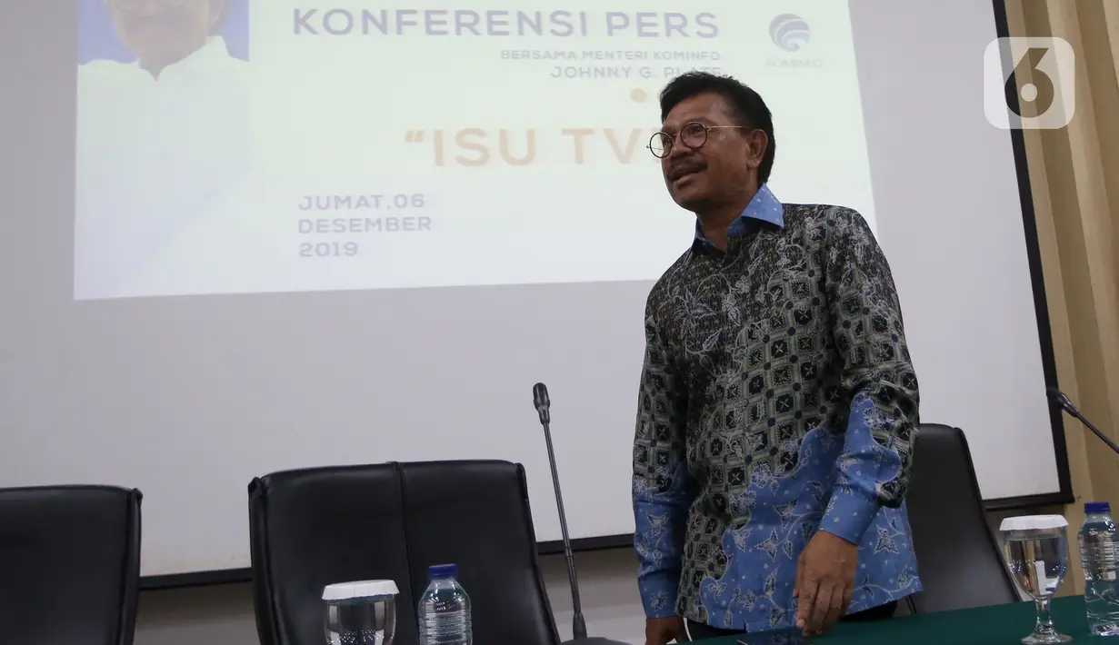 Menkominfo Johnny G Plate memberikan keterangan usai pertemuan terpisah antara Dewan Pengawas Lembaga Penyiaran Publik (LPP) dengan Direksi TVRI, di Jakarta, Jumat (6/12/2019). Johnny meminta kisruh internal TVRI ini tidak berdampak pada program-program TVRI. (Liputan6.com/Johan Tallo)