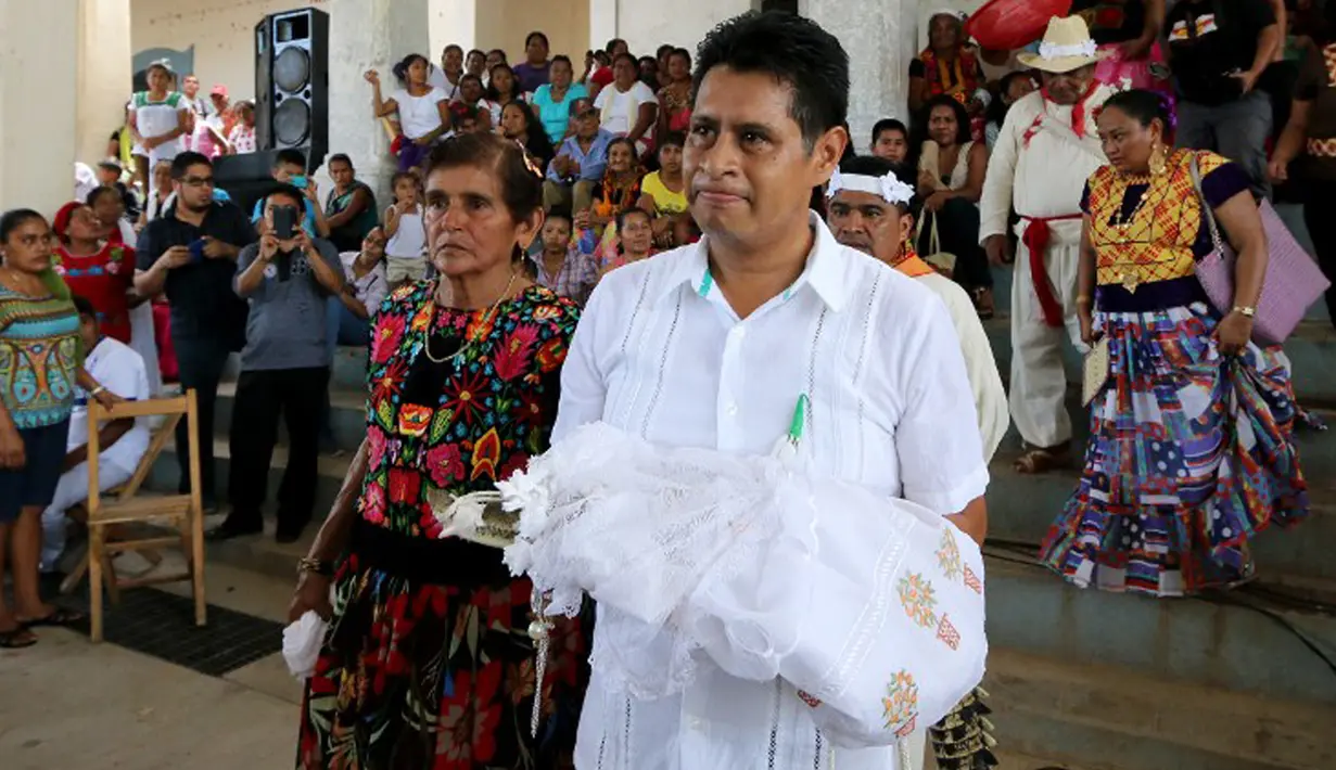Wali Kota San Pedro Huamelula, Joel Vasque (kanan) saat akan melakukan upacara pernikahan dengan seekor buaya di Oaxaca, Meksiko, 30 Juni 2015. (AFP PHOTO/MARIO JIMENEZ)