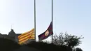 Bendera setengah tiang juga tampak di markas klub Spanyol, Barcelona di Stadion Camp Nou, Barcelona, Kamis (24/3/2016). Johan Cruyff juga sempat membela Barca pada tahun 1973 hingga 1978. (AFP/Lluis Gene)