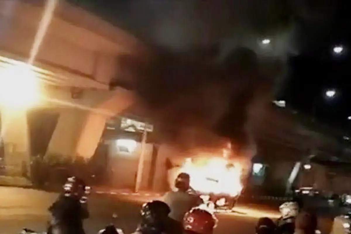 Mobil Terbakar hingga Adik Ipar Jokowi Jadi Saks