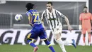 Pemain Parma Gervinho (kiri) memperebutkan bola dengan pemain Juventus Alvaro Morata pada pertandingan Serie A di Stadion Allianz Turin, Italia, Rabu (21/4/2021). Juventus menang 3-1. (Piero Cruciatti/LaPresse via AP)