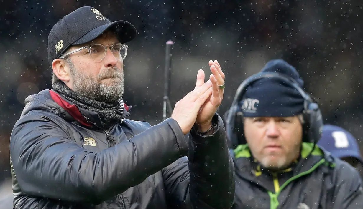 Pelatih Liverpool Juergen Klopp bertepuk tangan kepada penonton pada akhir laga setelah timnya mengalahkan Fulham pada laga pekan ke-31 Liga Inggris di Stadion Craven Cottage, London, Minggu (17/3). Liverpool menang 2-1. (AP Photo/Kirsty Wigglesworth)