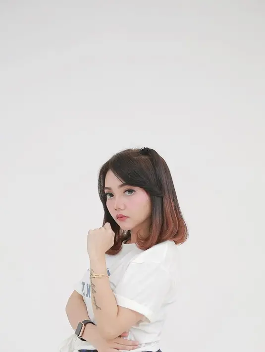 Pedangdut dengan followers instagram 837 ribu ini tampak sangat percaya diri dengan pakaian putih. Videonya membawakan lagu 'Welas Hang Ring Kene' secara live telah ditonton 29 juta kali di YotuTube. (Liputan6.com/IG/@syahiba_saufa)
