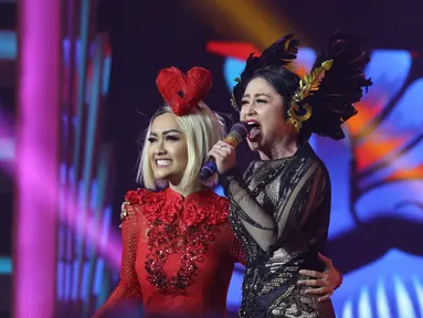 Penyanyi Julia Perez saat berduet dengan Dewi Perssik di atas panggung Infotainment Awards 2017 Selasa (24/1). Jupe menghembuskan napas terakhir di Rumah Sakit Cipto Mangunkusumo (RSCM), pada Sabtu 10 Juni 2017. (Liputan6.com/Herman Zakharia)