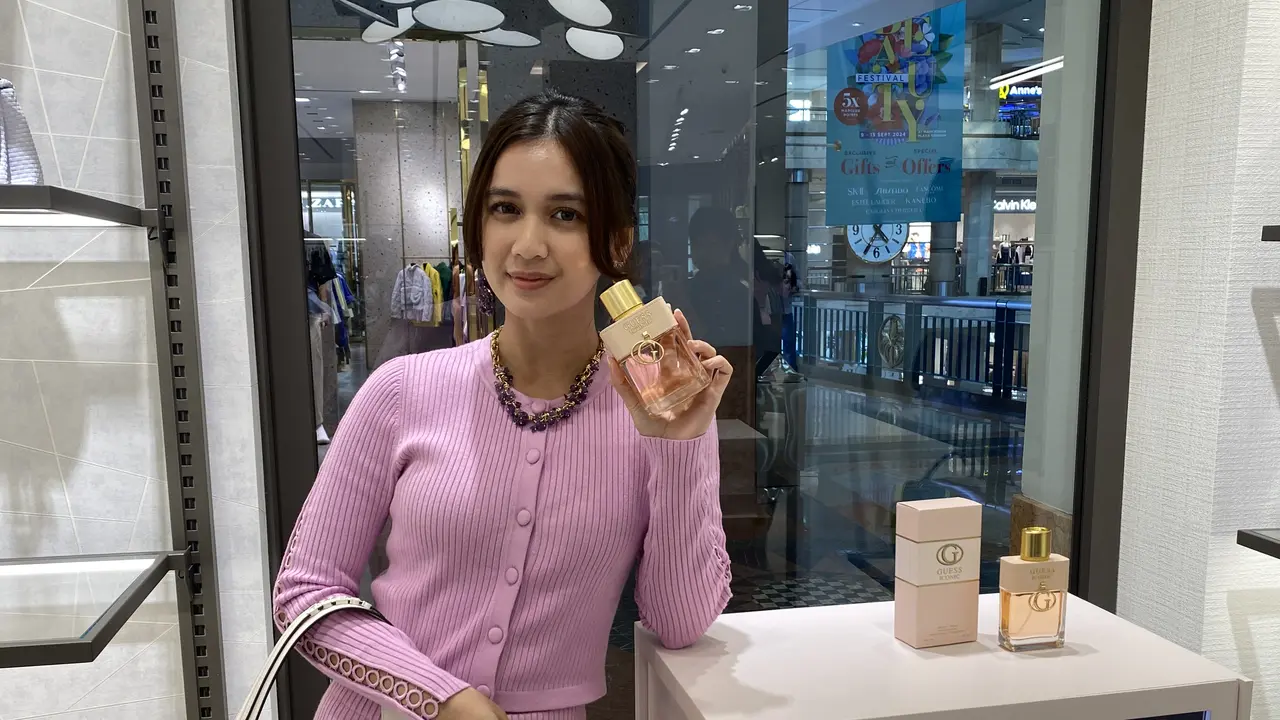 Dea Annisa memerlihatkan parfum Guess Iconic.[Anisha/Fimela]