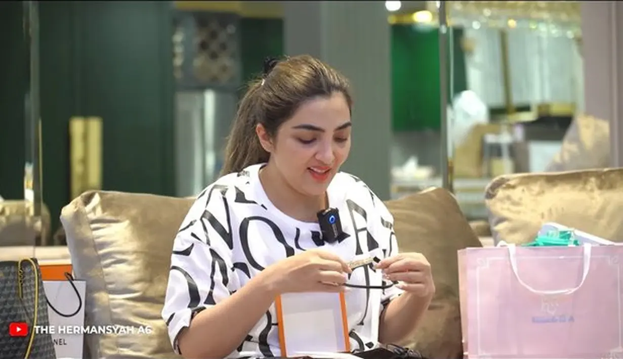 <p>Ashanty mendapatkan kado berupa kalung choker Hermes dari Yuni Shara. Dan yang pasti, kalung tersebut harganya mahal. [Foto: youtube.com/The Hermansyah A6]</p>