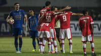 Para pemain Persija melakukan protes saat melawan Persib pada laga Liga 1 di Stadion GBLA Bandung, Jawa Barat, Sabtu (22/7/2017). Kedua klub bermain imbang 1-1. (Bola.com/Vitalis Yogi Trisna)