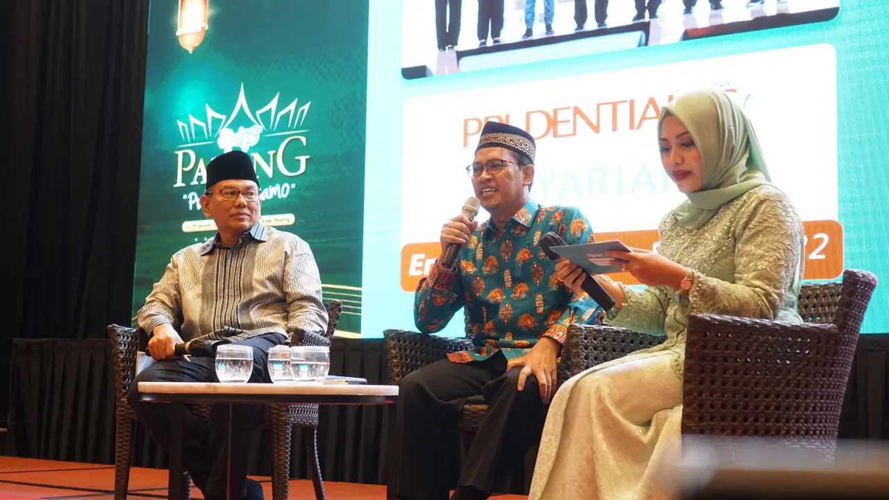 Omar S Anwar, Presiden Direktur Prudential Syariah dan Ah. Azharuddin Lathif, Ketua Dewan Pengawas Syariah di Hijrafest Padang. (Dok Prudential)